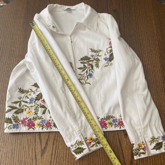 VINTAGE 100% COTTON WHITE FLORAL EMBROIDERED, LINED JACKET. - Picture 11 of 15